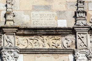 PORTRAITS DE LOUIS VII ET DE FRANCOIS 1ER SCULPTES SUR LA FRISE DES FENETRES DEUXIEME ETAGE, BEFFROI, ANCIEN HOTEL DE VILLE DU XVI EME SIECLE FINI EN 1537, VILLE DE DREUX, EURE-ET-LOIR (28), FRANCE 