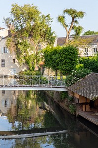 LAVOIR SUR LE BRAS DEFENSIF DE LA BLAISE AU NIVEAU DE LA TOURELLE HENNEQUIN, ANCIENNE PORTE D'ENTREE DE LA VILLE, DREUX, EURE-ET-LOIR (28), FRANCE 