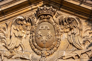 FRONTON DU PORTAIL D'ENTREE DU CHEMIN DE RONDE DE L'ANCIEN CHATEAU, ARMOIRIES DE LA FAMILLE D’ORLEANS, L’ECU D’AZUR A TROIS FLEURS DE LYS D’OR AU LAMBEL D’ARGENT EST SURMONTE DE LA COURONNE ROYALE DE FRANCE, VILLE DE DREUX, EURE-ET-LOIR (28), FRANCE 