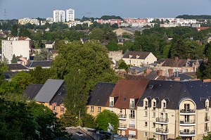 IMMEUBLES D'HABITATION ANCIENS ET MODERNES AVEC AU FOND LES CITES DES CHARMARDS, VILLE DE DREUX, EURE-ET-LOIR (28), FRANCE 