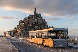 LA DIGUE ET LES NAVETTES DU MONT-SAINT-MICHEL (50), FRANCE 