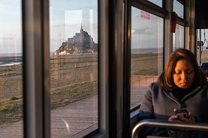 LA DIGUE ET LES NAVETTES DU MONT-SAINT-MICHEL (50), FRANCE 