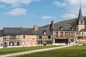 MAISONS A PANS DE BOIS ET EGLISE DU VILLAGE, LE BEC-HELLOUIN (27), FRANCE 