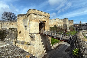 PORTE SAINT-PIERRE, CHATEAU DE CAEN CONSTRUIT VERS 1060 (XI EME SIECLE) PAR GUILLAUME LE CONQUERANT, RESIDENCE DES DUCS DE NORMANDIE, CAEN (14), FRANCE 
