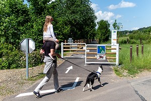 JEUNE FILLE SUR LES EPAULES DE SON PERE EN BALADE AVEC LE CHIEN, CLECY (14), SUISSE NORMANDE, FRANCE 