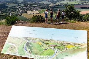 PLAN DES GORGES DE L'ORNE AVEC LE VILLAGE EN DESSOUS DES FALAISES, CLECY (14), SUISSE NORMANDE, FRANCE 