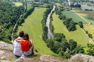 COUPLE DE RANDONNEURS AU-DESSUS DES FALAISES DES GORGES DE L'ORNE, CLECY (14), SUISSE NORMANDE, FRANCE 