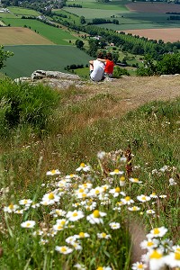 COUPLE DE RANDONNEURS AU-DESSUS DES FALAISES DES GORGES DE L'ORNE, CLECY (14), SUISSE NORMANDE, FRANCE 