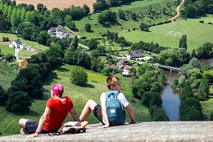 RANDONNEURS AU-DESSUS DES FALAISES DES GORGES DE L'ORNE, CLECY (14), SUISSE NORMANDE, FRANCE 