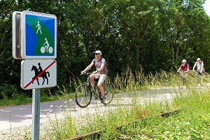 BALADE EN VELO SUR LA VOIE VERTE, CLECY (14), SUISSE NORMANDE, FRANCE 