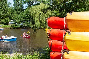 BALADE EN CANOE, BARQUE ET CANOE SUR L'ORNE, CLECY (14), SUISSE NORMANDE, FRANCE 