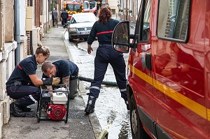 POMPAGE DE CAVE DANS UNE MAISON PAR LES SAPEURS-POMPIERS, INONDATION DANS LE CENTRE-VILLE DE RUGLES (27), FRANCE 