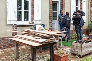 JOURNALISTES EN REPORTAGE POUR FRANCE3 SUR LES INONDATIONS DANS LE CENTRE-VILLE DE RUGLES (27), FRANCE 