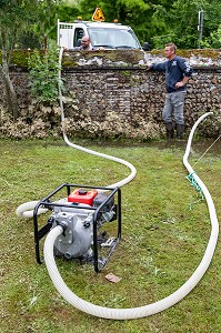 POMPAGE DU JARDIN D'UNE MAISON INDIVIDUELLE PAR LES SERVICES TECHNIQUES, INONDATION DANS LE CENTRE-VILLE DE RUGLES (27), FRANCE 