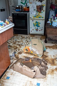 INTERIEUR DE MAISON APRES L'INONDATION DANS LE CENTRE-VILLE DE RUGLES (27), FRANCE 