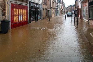 RUE PRINCIPALE TRANSFORMEE EN RIVIERE, INONDATION DANS LE CENTRE-VILLE DE RUGLES (27), FRANCE 