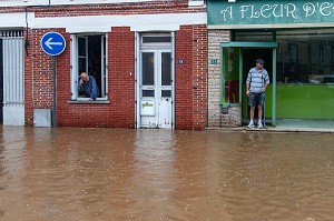 COMMERCANT ET HABITANT DESEMPARES DANS LA RUE PRINCIPALE TRANSFORMEE EN RIVIERE, INONDATION DANS LE CENTRE-VILLE DE RUGLES (27), FRANCE 