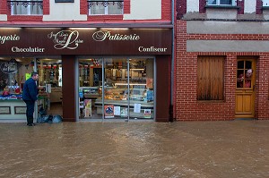 COMMERCANT ET HABITANT DESEMPARES DANS LA RUE PRINCIPALE TRANSFORMEE EN RIVIERE, INONDATION DANS LE CENTRE-VILLE DE RUGLES (27), FRANCE 