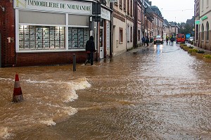 RUE PRINCIPALE TRANSFORMEE EN RIVIERE, INONDATION DANS LE CENTRE-VILLE DE RUGLES (27), FRANCE 