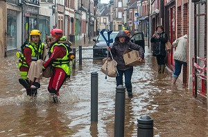 EVACUATION D'UNE PERSONNE PAR LES SAPEURS-POMPIERS, INONDATION DANS LE CENTRE-VILLE DE RUGLES (27), FRANCE 