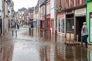 COMMERCANT ET HABITANT DESEMPARES DANS LA RUE PRINCIPALE TRANSFORMEE EN RIVIERE, INONDATION DANS LE CENTRE-VILLE DE RUGLES (27), FRANCE 