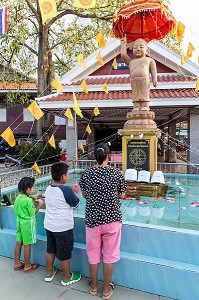 FAMILLE PRIANT DEVANT UNE STATUE RELIGIEUSE, BANG SAPHAN, PROVINCE DE PRACHUAP KHIRI KHAN, THAILANDE 