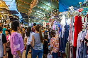 VENTE DE VETEMENTS FEMININS, MARCHE DE NUIT, BANG SAPHAN, PROVINCE DE PRACHUAP KHIRI KHAN, THAILANDE