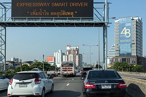 TRAFIC SATURE SUR UNE VOIE RAPIDE, BANGKOK, THAILANDE 