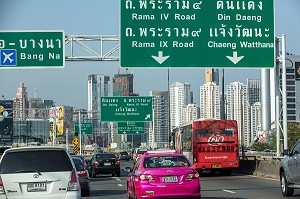 TRAFIC SATURE SUR UNE VOIE RAPIDE, BANGKOK, THAILANDE 