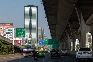 TRAFIC SATURE SUR UNE VOIE RAPIDE, BANGKOK, THAILANDE 