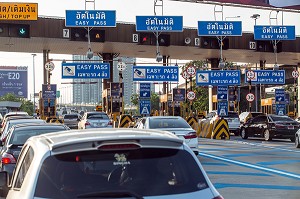 VOITURES ATTENDANT A UN PEAGE, TRAFIC AUTOMOBILE, BANGKOK, THAILANDE 