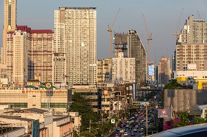 VUE PANORAMIQUE DES BUILDINGS ET GRATTE-CIELS DE LA VILLE DE BANGKOK, THAILANDE 