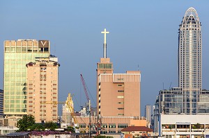 EGLISE ET GRATTE-CIEL CENTARA GRAND AT CENTRAL WORLD, VUE PANORAMIQUE DES BUILDINGS ET GRATTE-CIELS DE LA VILLE DE BANGKOK, THAILANDE 