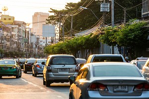TRAFIC SATURE SUR UNE VOIE RAPIDE, BANGKOK, THAILANDE 