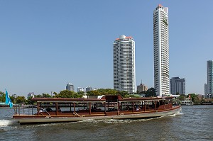 ACTIVITE TOURISTIQUE, VISITE DE LA VILLE EN BATEAU SUR LE FLEUVE CHAO PHRAYA, BANGKOK, THAILANDE, ASIE 