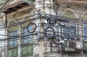 CABLES ELECTRIQUES, FACADE DES HABITATIONS, RUES DE BANGKOK, THAILANDE, ASIE 