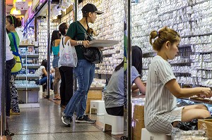 JEUNES FEMMES DANS UNE BOUTIQUE DE BIJOUX, VILLE DE BANGKOK, THAILANDE 