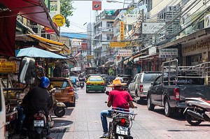 CIRCULATION ROUTIERE DANS LE QUARTIER CHINOIS (CHINATOWN), BANGKOK, THAILANDE 