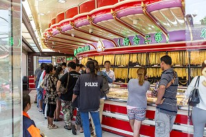 AFFLUENCE DE CLIENTS DANS UNE BOUTIQUE DE BIJOUX EN OR, VILLE DE BANGKOK, THAILANDE 