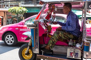 HOMME CONDUISANT UN TCHOUK TCHOUK, TAXI THAILANDAIS, SCENE DE RUE, VILLE DE BANGKOK, THAILANDE 