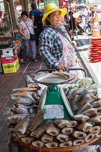 COMMERCE DE POISSONS SECHES DANS LA RUE, BANGKOK, THAILANDE 