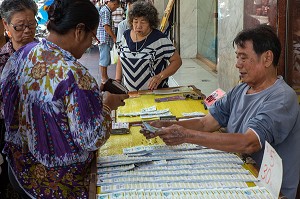 VENTE DE TICKETS DE LOTERIE DANS LA RUE, BANGKOK, THAILANDE 