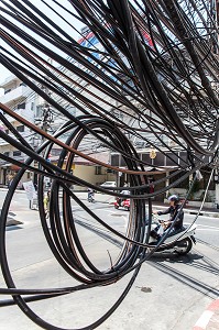 CABLES ELECTRIQUES, FACADE DES HABITATIONS, RUES DE BANGKOK, THAILANDE, ASIE 