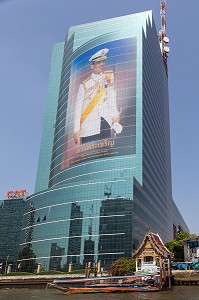 PORTRAIT GEANT DU ROI RAMA X DEVANT LE BATIMENT DU MINISTERE DE LA DEFENSE, BATIMENT JAUNE, BANGKOK, THAILANDE, ASIE 