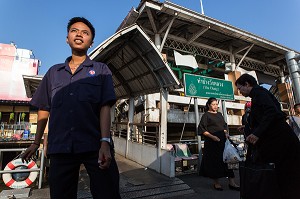 TERMINAL DE FERRY THA CHANG, ACTIVITE TOURISTIQUE, VISITE DE LA VILLE EN BATEAU SUR LE FLEUVE CHAO PHRAYA, BANGKOK, THAILANDE, ASIE 