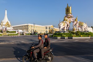 MILITAIRES EN SCOOTER PASSANT DEVANT LES ELEPHANTS ROSES, STATUES A LA SYMBOLIQUE RELIGIEUSE, BOUDDHISTE, A COTE DU PALAIS ROYAL, BANGKOK, THAILANDE, ASIE 