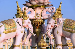 ELEPHANTS ROSES, STATUES A LA SYMBOLIQUE RELIGIEUSE, BOUDDHISTE, A COTE DU PALAIS ROYAL, BANGKOK, THAILANDE, ASIE 