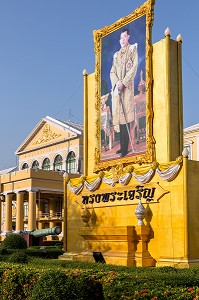 PORTRAIT GEANT DU ROI RAMA X DEVANT LE BATIMENT DU MINISTERE DE LA DEFENSE, BATIMENT JAUNE, BANGKOK, THAILANDE, ASIE 