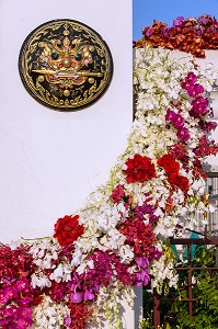 MUR AVEC SYMBOLE DE TETE DE DRAGON ET COURONNE DE FLEURS, PALAIS ROYAL, BANGKOK, THAILANDE, ASIE 