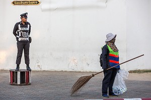 SCENE DE RUE DEVANT LE PALAIS ROYAL, VILLE DE BANGKOK, THAILANDE 